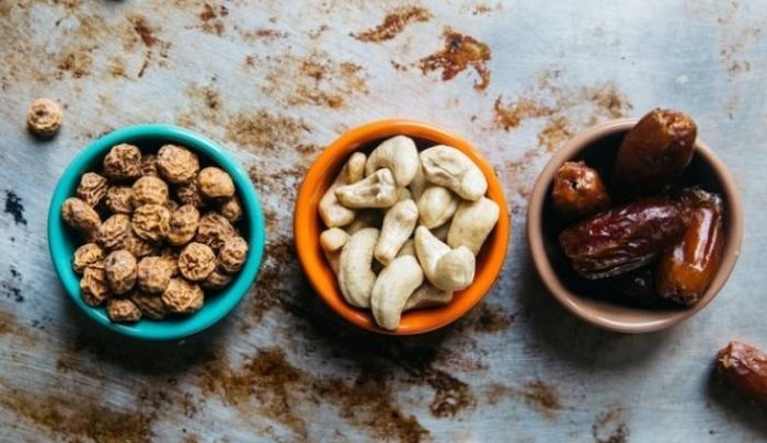 Jak wybrać zdrowe przekąski, które zastąpią chipsy? TOP 5 produktów