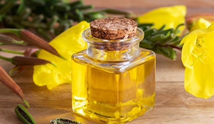 Naturalny olej z wiesiołka na włosy i cerę – jak używać?