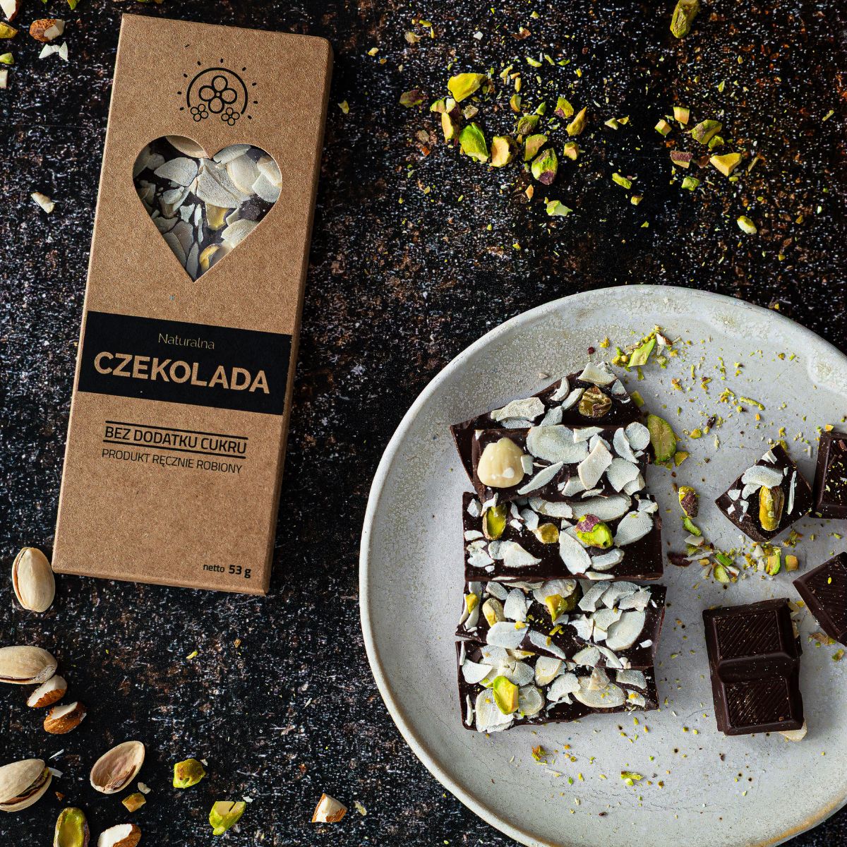 Czekolada deserowa z pistacją i migdałami - bez dodatku cukru — zdjęcie aranżacyjne